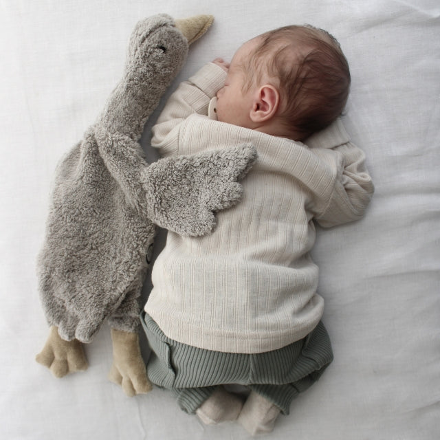 newborn met de Senger warmte knuffel gans klein grijs