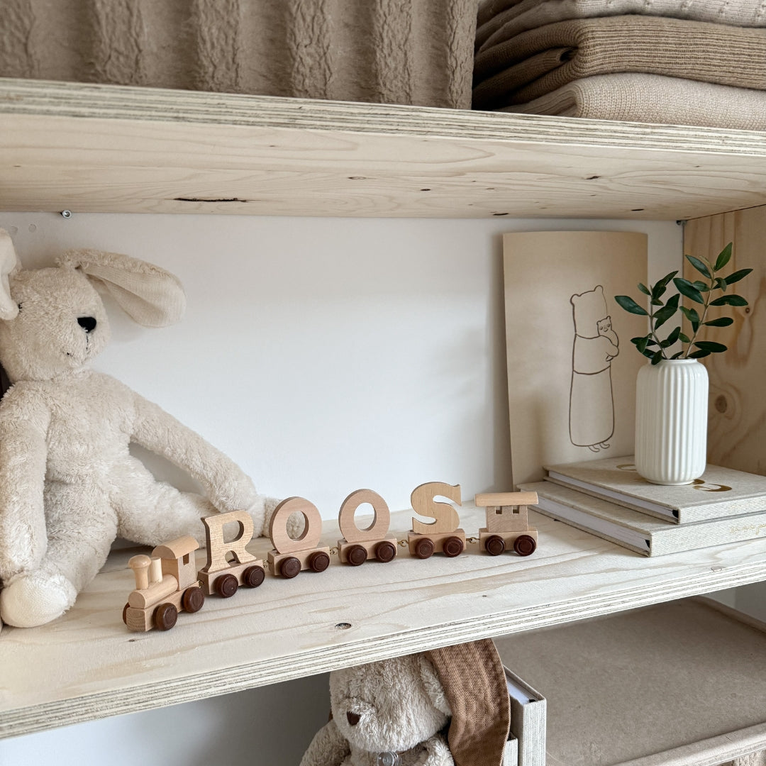 houten letter naam trein babykamer