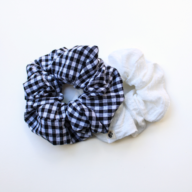 Scrunchie zwart wit geruit groot 